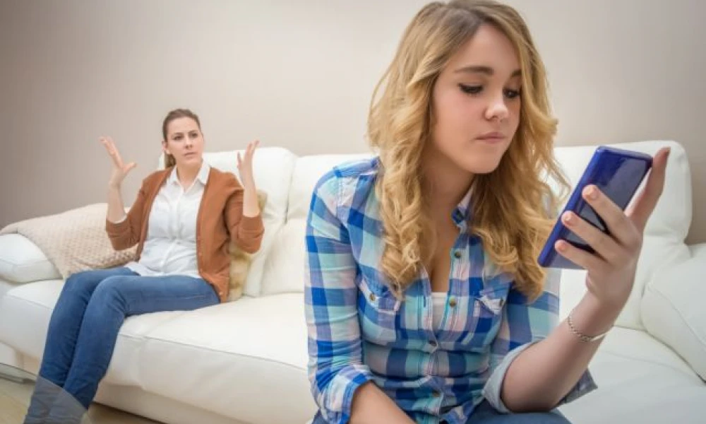 Σύμφωνα με μελέτη όλο και λιγότερο επικοινωνούν οι έφηβοι με την οικογένεια τους